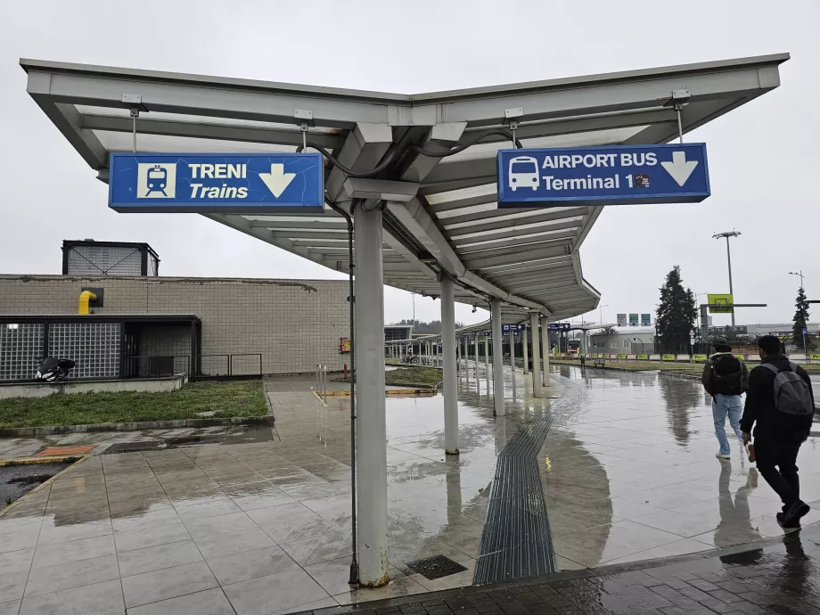 Traseu pietonal până la gara de la Terminalul 2