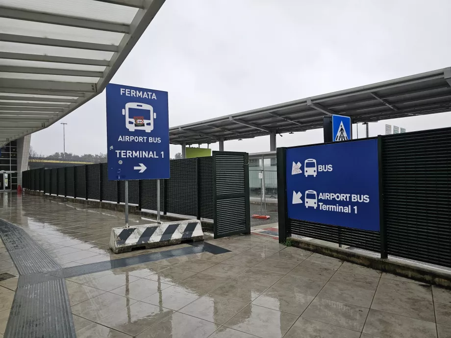 Stație de autobuz de transfer la Terminalul 2