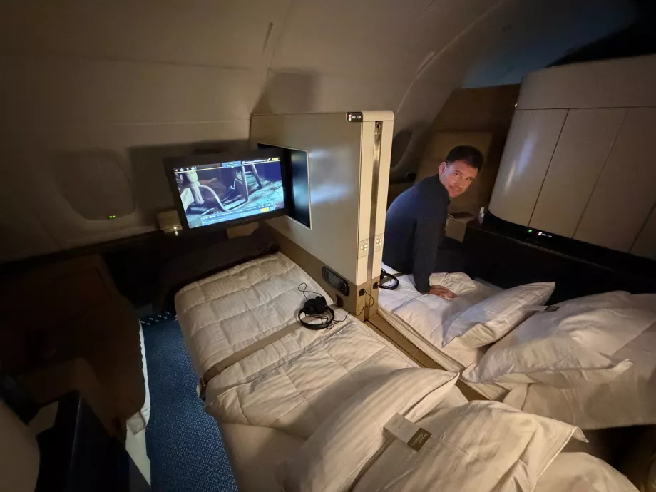 Eu, pe patul din clasa întâi a companiei Etihad Airways
