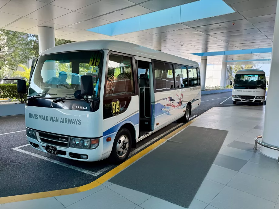 Autobuze care circulă între terminale și terminalul pentru hidroavioane