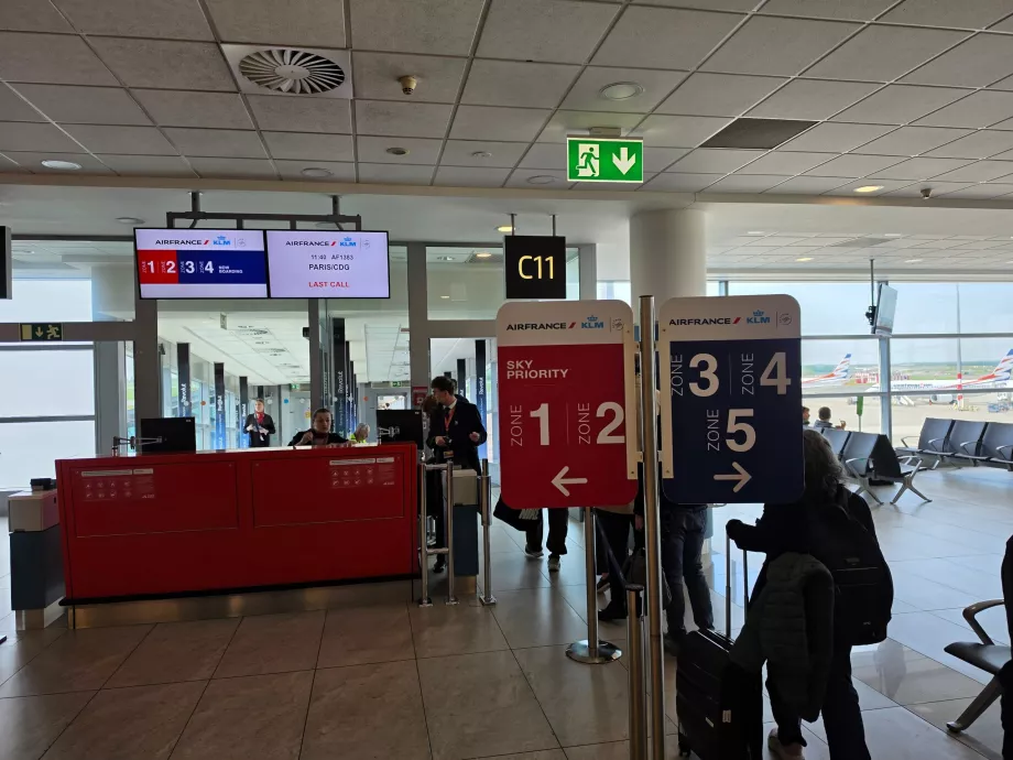 Îmbarcarea în aeronavă se face strict în funcție de zone