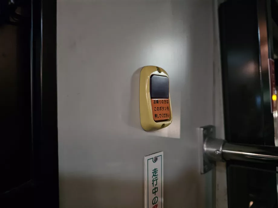 Butonul "STOP" pe autobuzele urbane