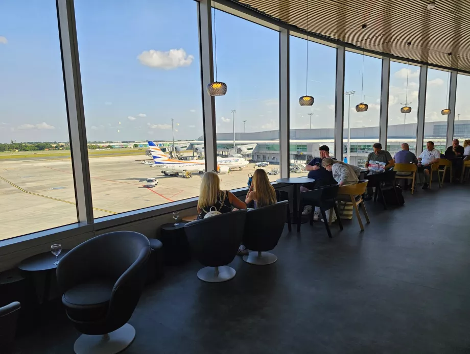 Vedere din lounge către platforma aeroportului