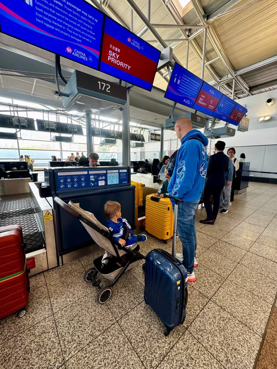 Check-in pentru zborul CI68 în Praga