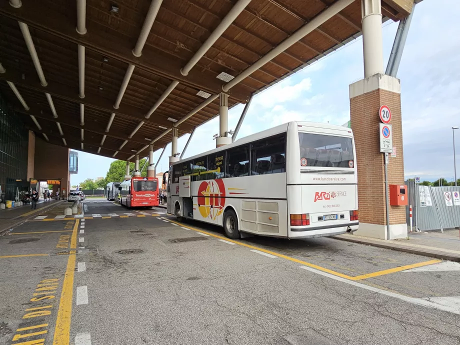 Autobuze spre Veneția, Mestre și Treviso AirLink (roșu în mijloc)