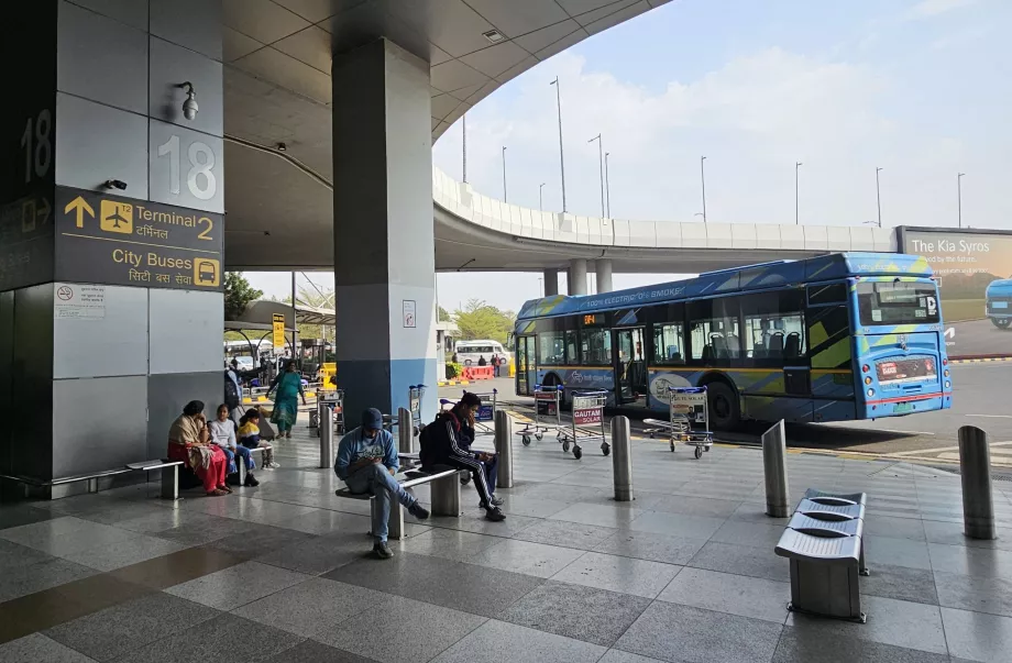 Stație de autobuz în fața Terminalului 3