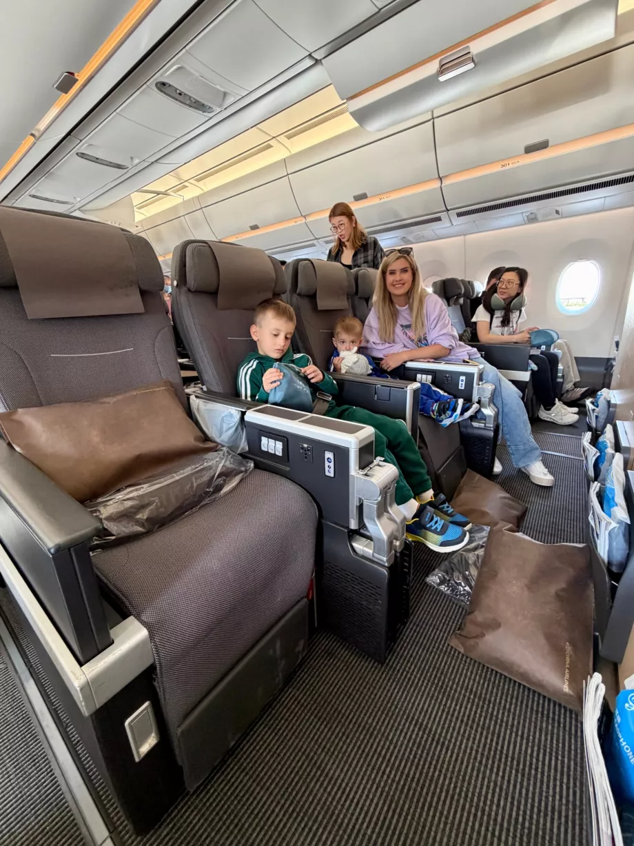 Familia noastră în primul rând Premium Economy