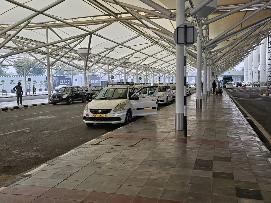 Taxi în fața Terminalului 1