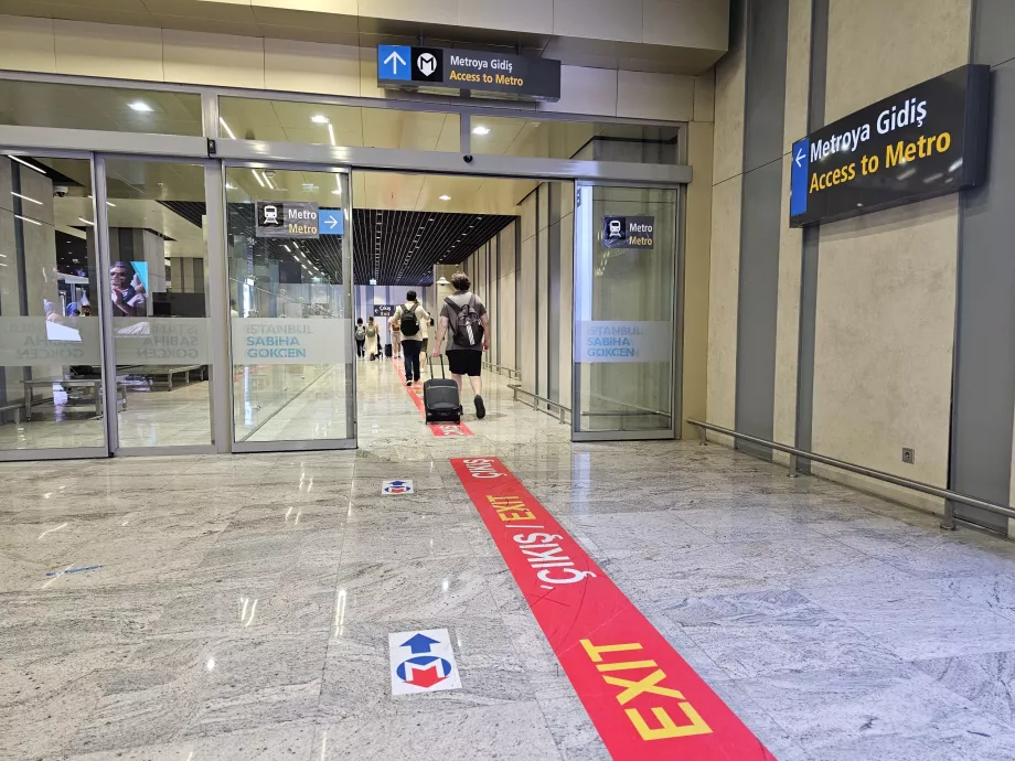 Intrarea la stația de metrou