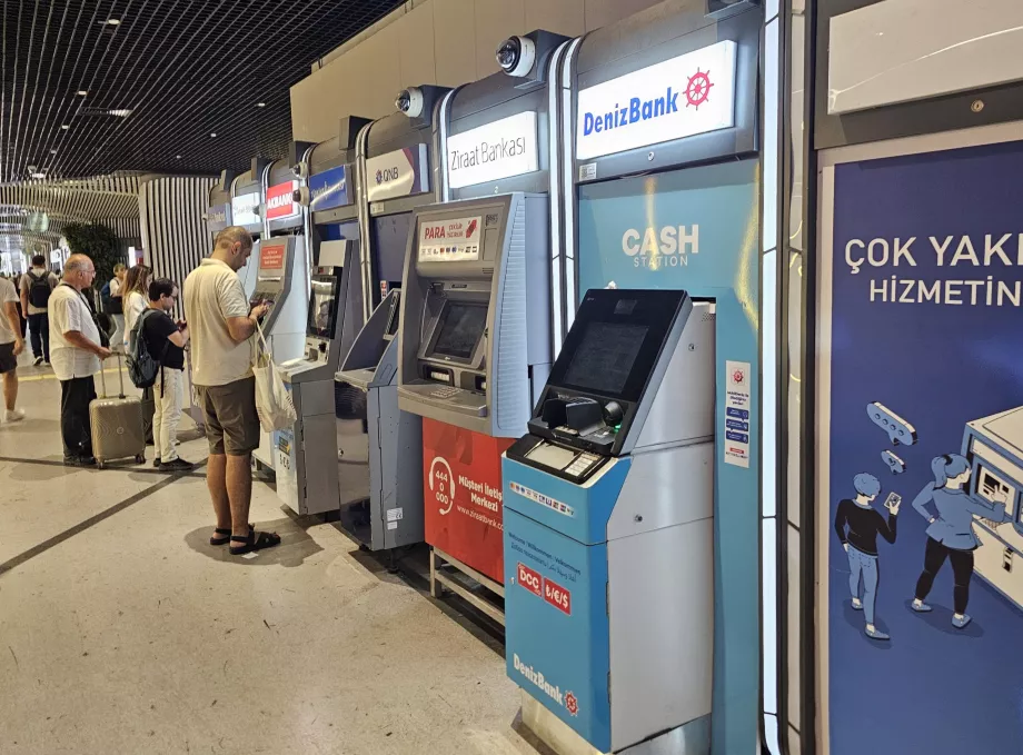 Bancomate la intrarea în stația de metrou