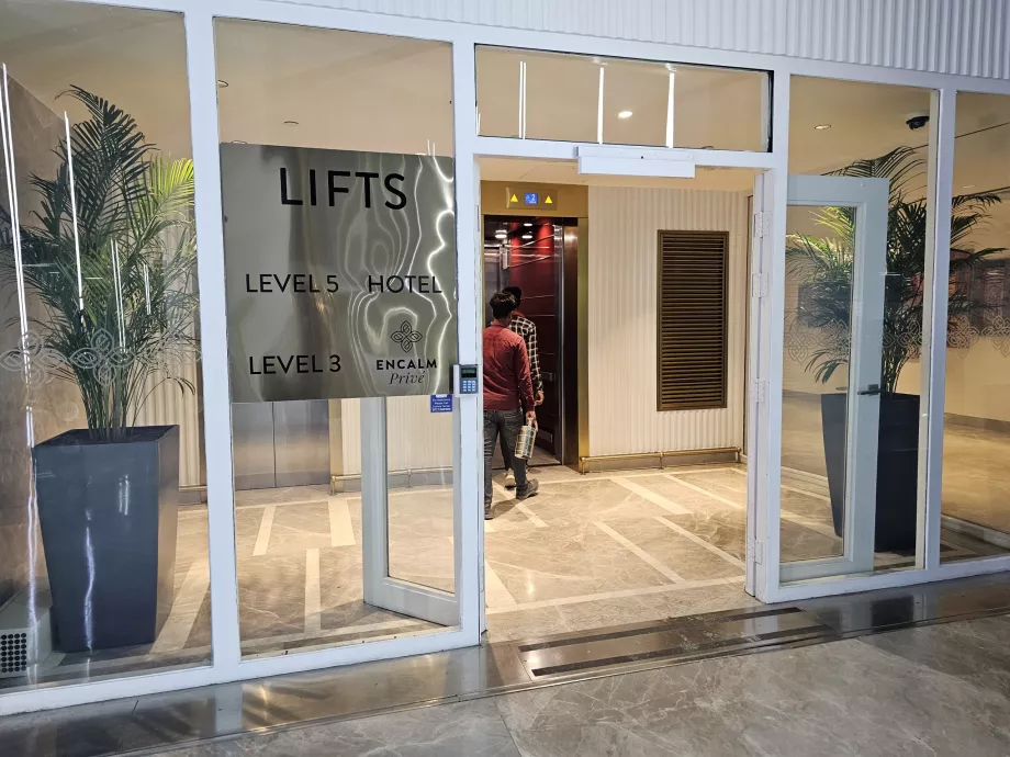 Lift la hotelul de tranzit