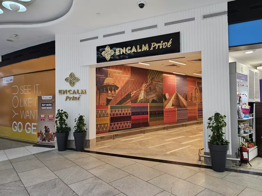 Intrarea la salonul Encalm Privé și la hotelul Transit