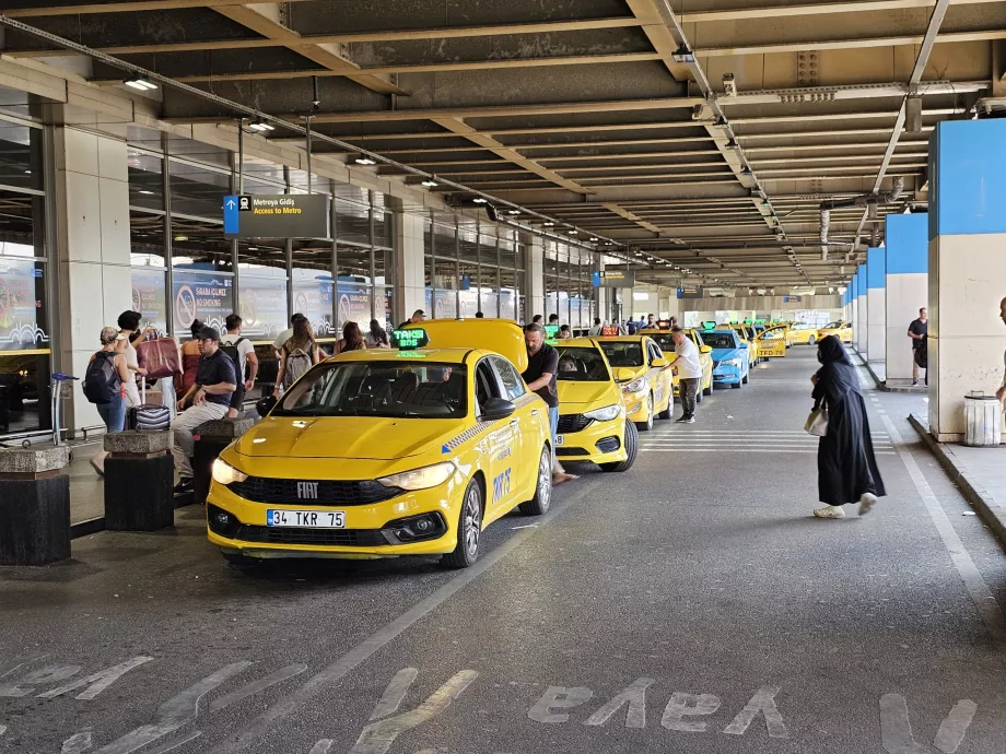 Taxi în fața sălii de sosire