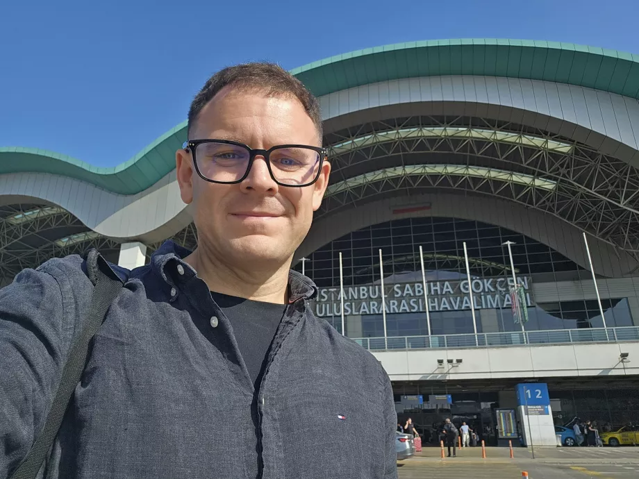 Eu în fața terminalului Aeroportului SAW din Istanbul