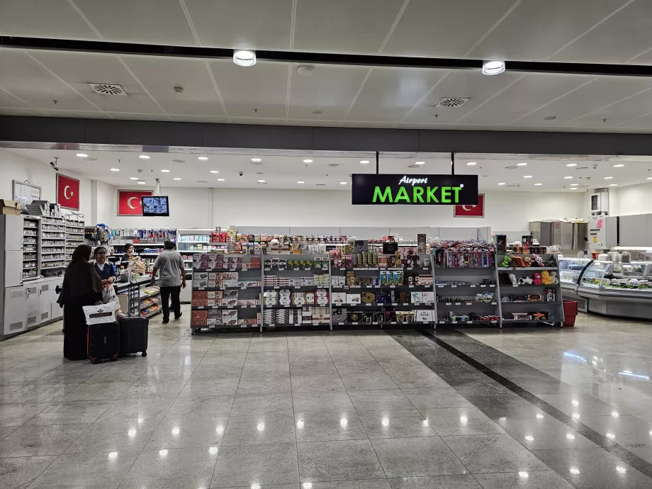 Supermarket în sala de sosiri