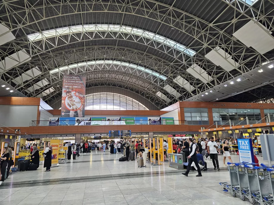Sala de plecări a aeroportului SAW din Istanbul