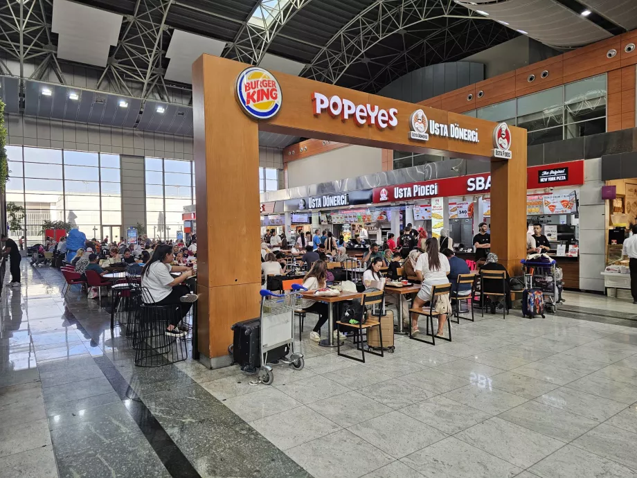 Food Court în zona publică