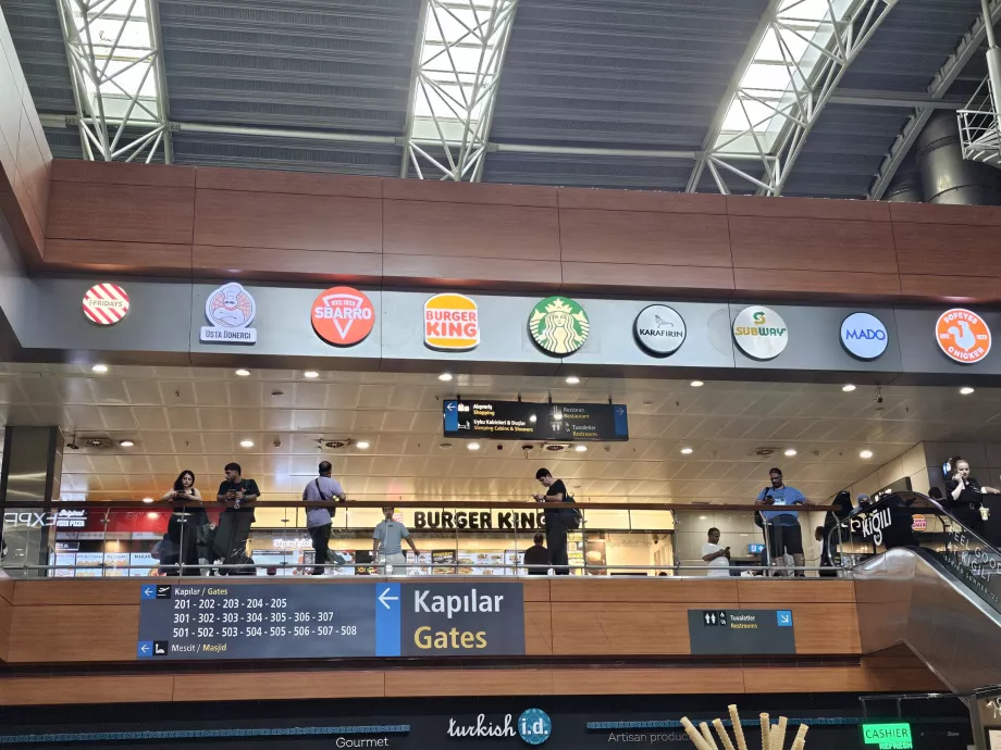 Food Court în secțiunea de tranzit