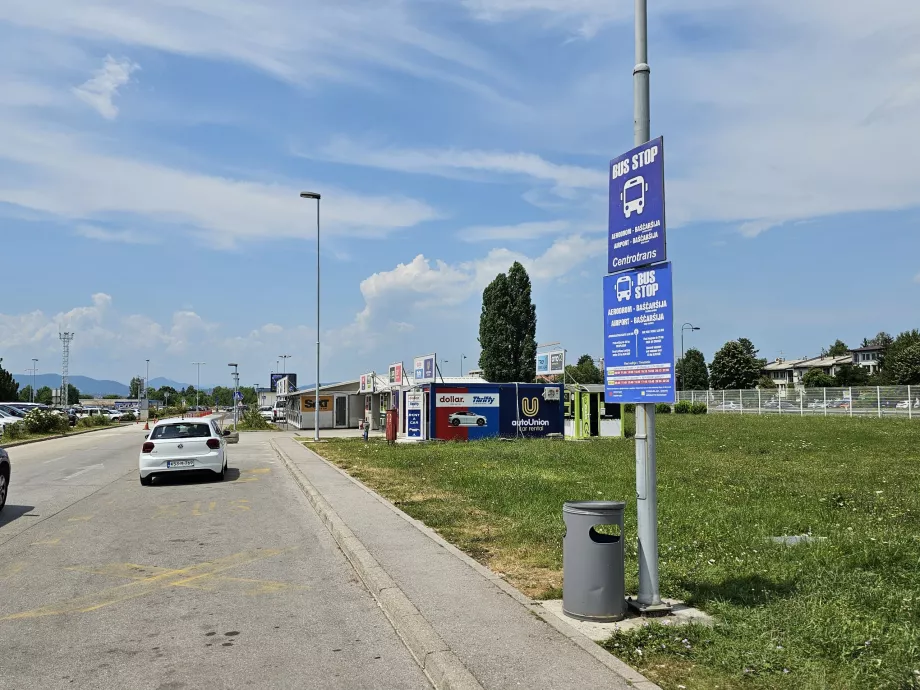 Stație de autobuz la aeroport