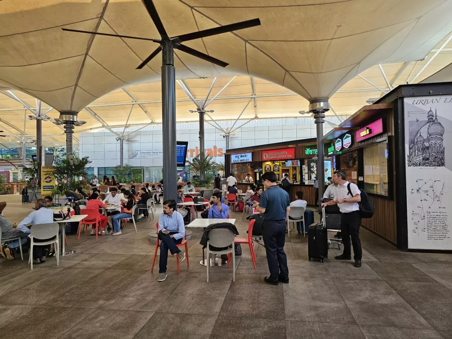 Food Court în fața Terminalului 1