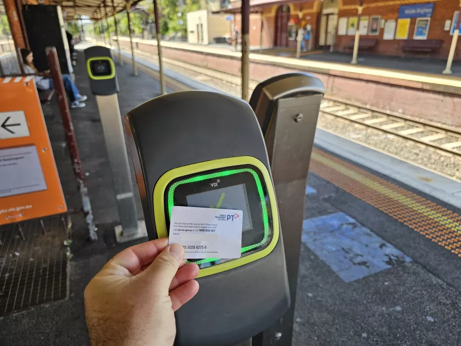 Validator înainte de a intra într-o stație de metrou sau de tren