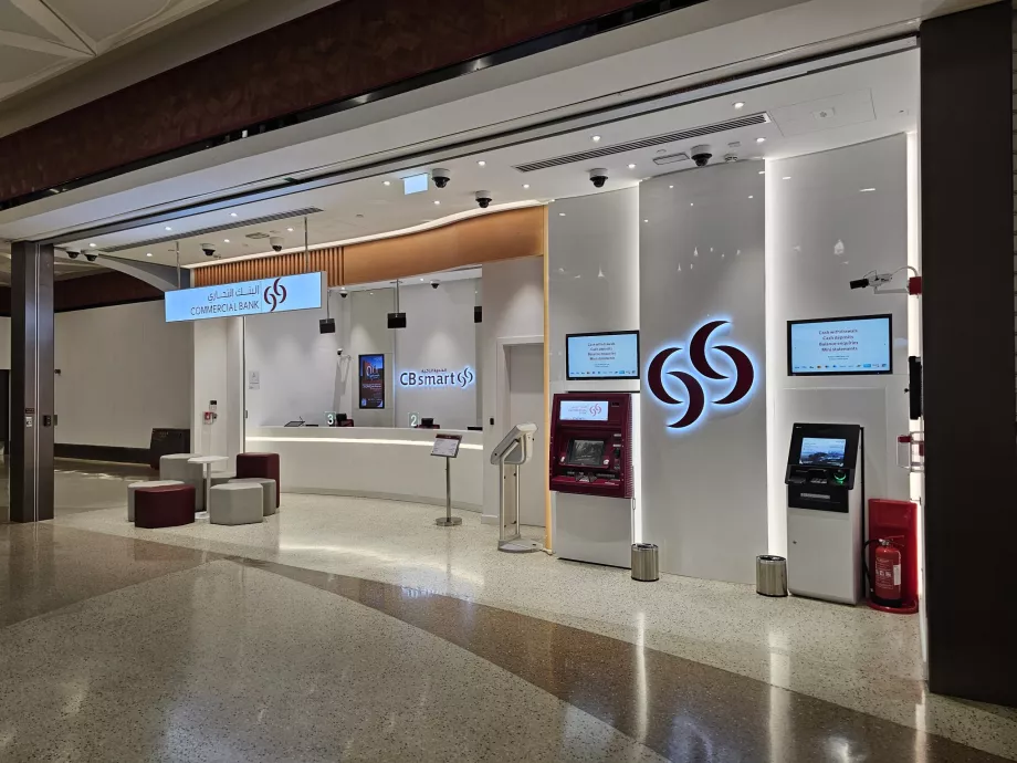 Bancă cu birou de schimb valutar și bancomat lângă stația de metrou