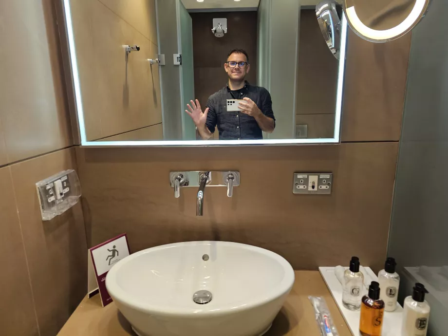 Christopher în cabina de duș