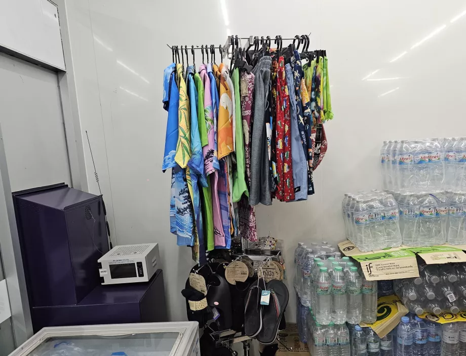 Un colț cu haine, costume de baie sau flip-flops