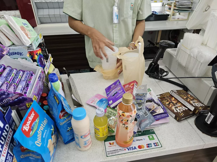 Personalul pune întotdeauna paharele cu gheață într-o pungă