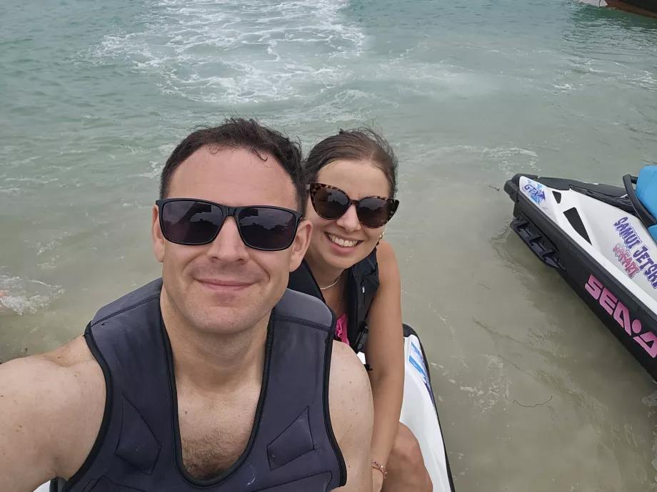 Noi pe un jet ski înainte de a părăsi Pig Island