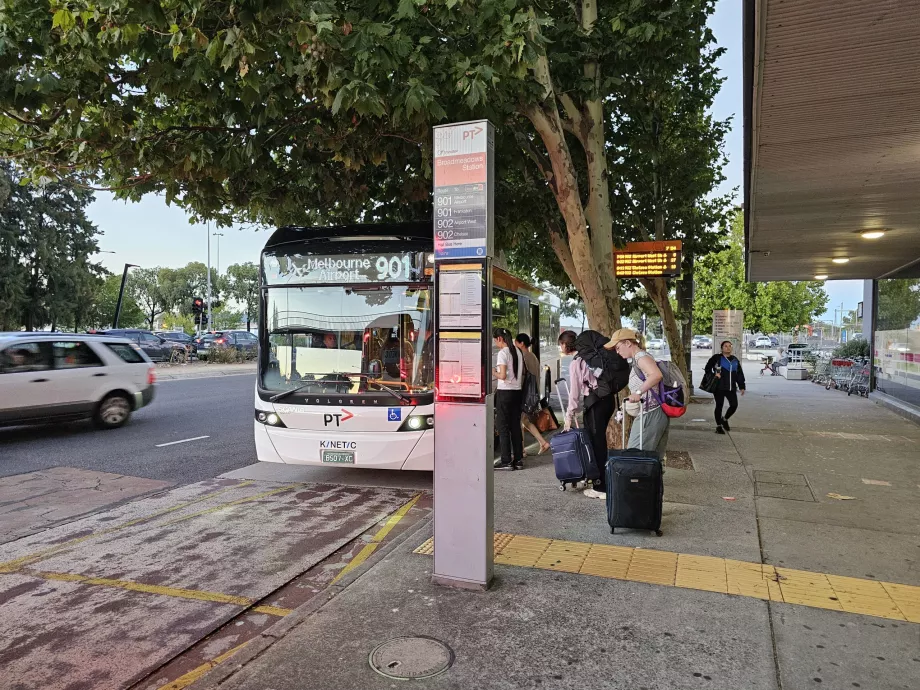 Stație de autobuz spre aeroport la stația Broadmeadows