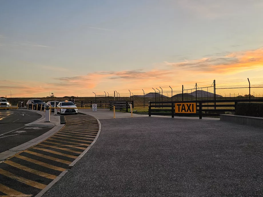 Taxi în fața terminalului