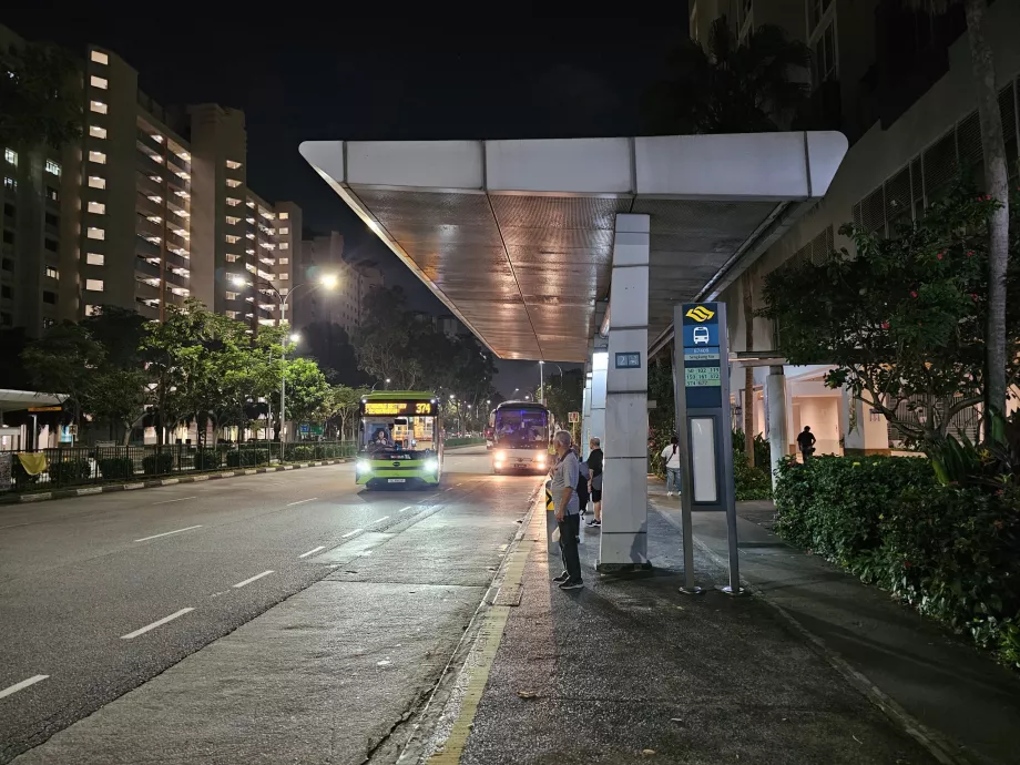 Stația de autobuz 102 direcția Seletar la stația de metrou Sengkang