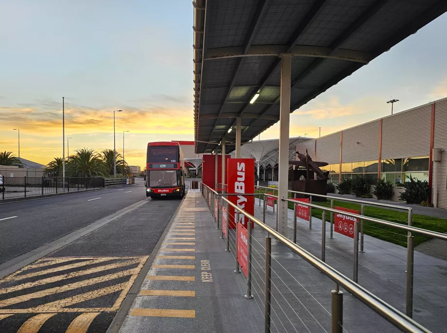 Skybus oprește în fața terminalului