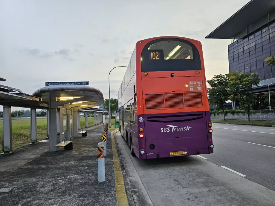 Stație de autobuz în fața aeroportului