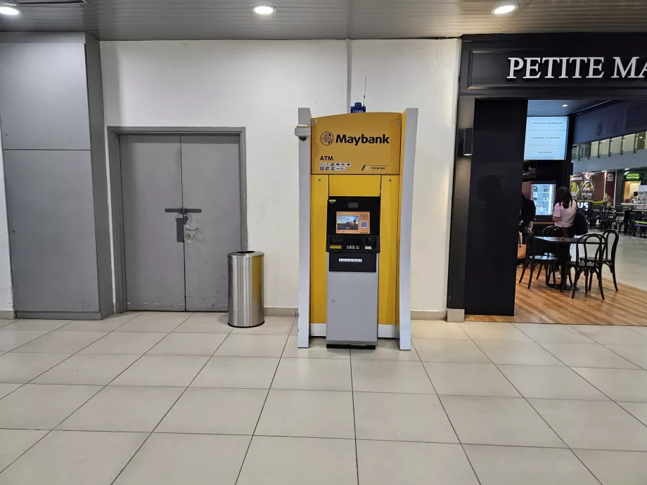 Bancomat în zona publică