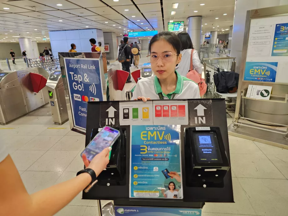 Plata tarifelor de metrou cu un card fără contact