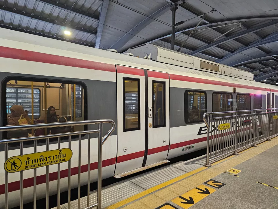 Platformă de metrou în centrul orașului Bangkok