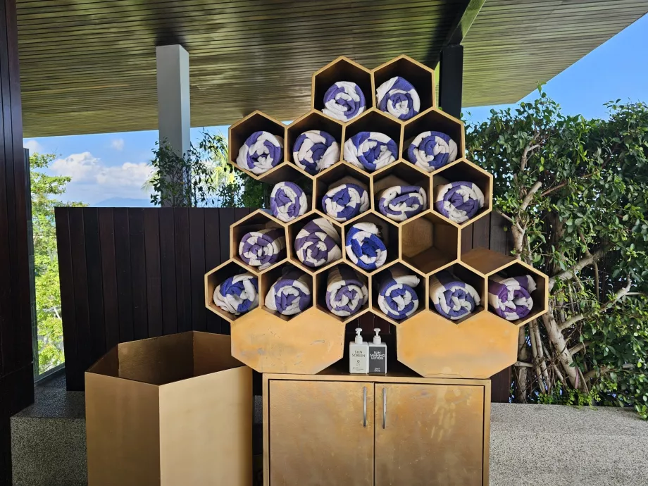 Prosoape și cremă de protecție solară la piscină